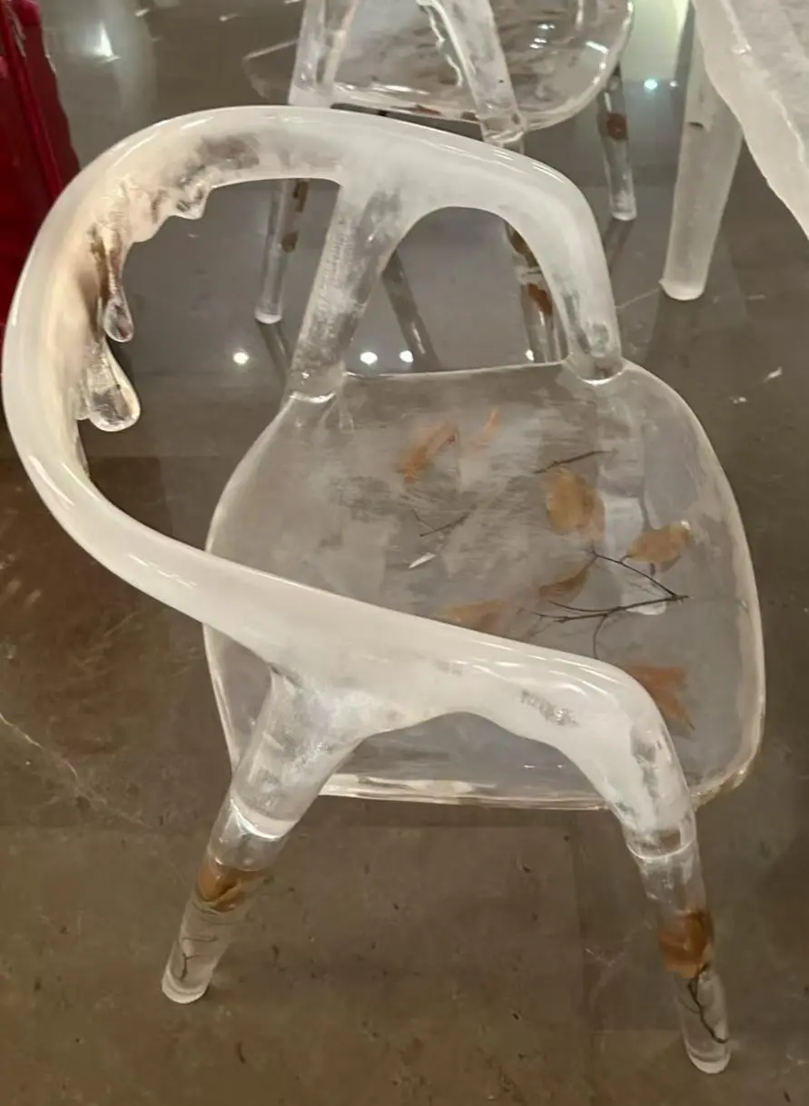 material comparison Acrylic chair